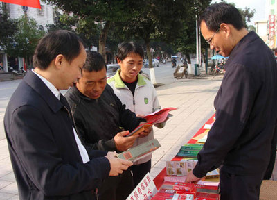 普法宣傳進(jìn)萬(wàn)家，法治煙草促和諧——各地?zé)煵莶块T多形式開展“12·4”國(guó)家憲法日法制宣傳活動(dòng)
